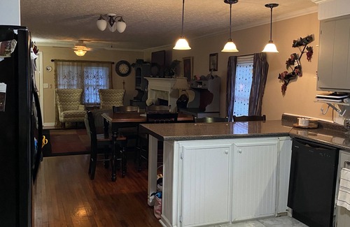 Cusseta House | Comfy Country House - Beds for 8 - 20 minutes from Auburn nLarge yard, parking