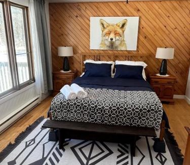 Potton Ski Chalet | Comfy creekside chalet HiSpeedNet w Workspace