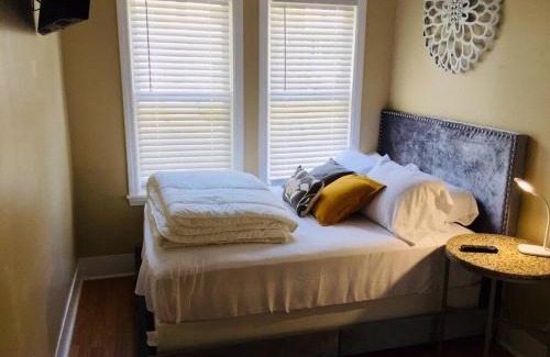 Brockton Apartment | Comfy Easeful Two Bed Apartment 30 min to Boston