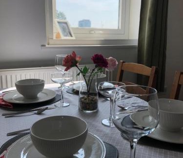 Somers Town Apartment | Comfy Entire Flat with City View Balcony in Regents Park, Camden, Central London