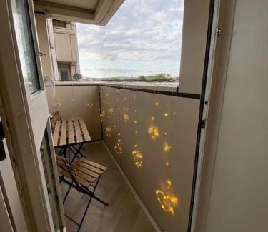 Somers Town Apartment | Comfy Entire Flat with City View Balcony in Regents Park, Camden, Central London