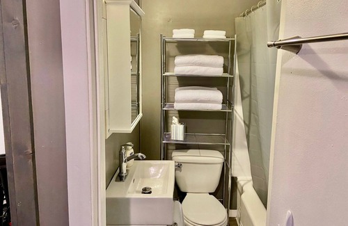 West Allis Apartment | Comfy Entire Studio w/Private Entrance and Parking