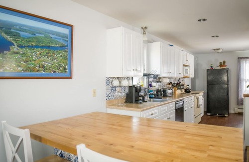 Princeton House | Comfy family-friendly log-sided home with lake frontage and dock