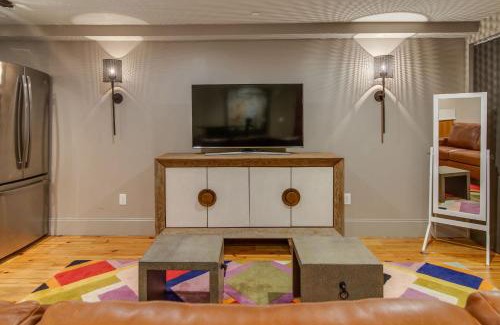 Downtown Nashville House | Comfy Family Retreat for 4 in DT Walk to Broadway