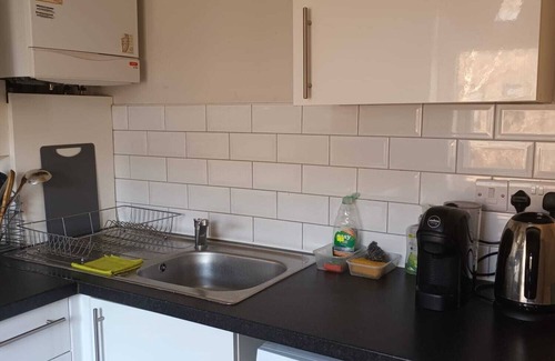 Boleyn House | Comfy Fenia Stay