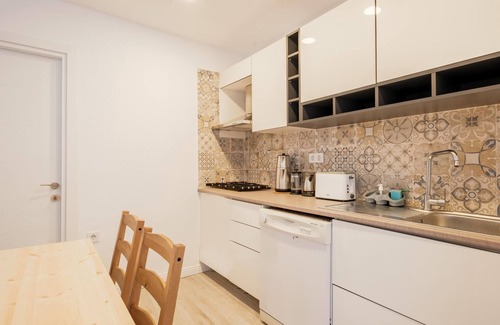 Bodrum City Center Apartment | Comfy Flat w Patio 3 min to Beach in Bodrum
