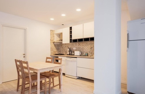 Bodrum City Center Apartment | Comfy Flat w Patio 3 min to Beach in Bodrum