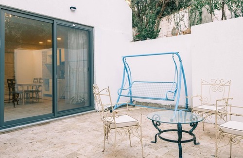 Bodrum City Center Apartment | Comfy Flat w Patio 3 min to Beach in Bodrum