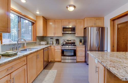 Overlook Park House | Comfy Home w/Private Hot Tub, 10 SHARC Passes, & Convenient Location