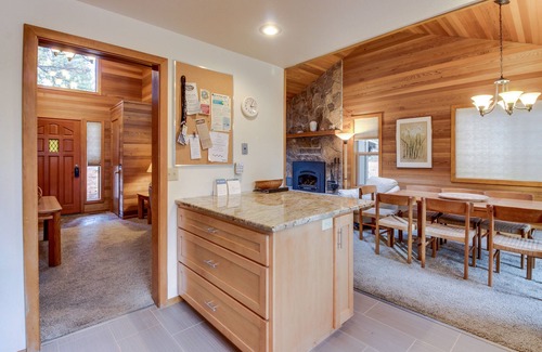Overlook Park House | Comfy Home w/Private Hot Tub, 10 SHARC Passes, & Convenient Location