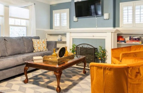 Tower Homes House | Comfy KC Bungalow minutes from the attractions!