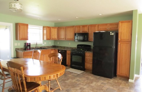 Houghton Lake House | Comfy Lake House Retreat on Houghton Lake