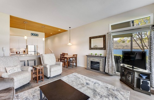 Chelan Condo | Comfy Lakefront Condo with Water Views, Shared Pool & Hot Tub