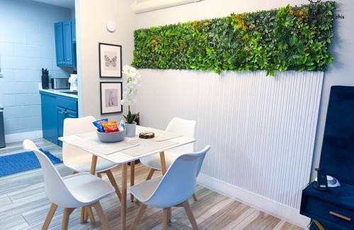Downtown Memphis Apartment | Comfy Luxe King Studio | FREE Parking & WIFI