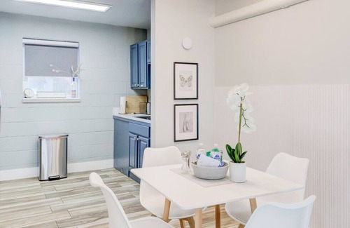 Downtown Memphis Apartment | Comfy Luxe King Studio | FREE Parking & WIFI