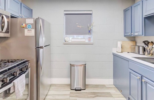 Downtown Memphis Apartment | Comfy Luxe King Studio | FREE Parking & WIFI