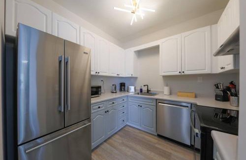 West End Apartment | Comfy Nashville 1BR with King Bed and Optional Parking Near Gulch & Midtown Walk to The Parthenon