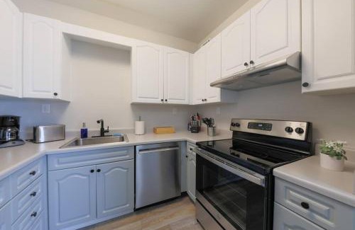 West End Apartment | Comfy Nashville 1BR with King Bed and Optional Parking Near Gulch & Midtown Walk to The Parthenon