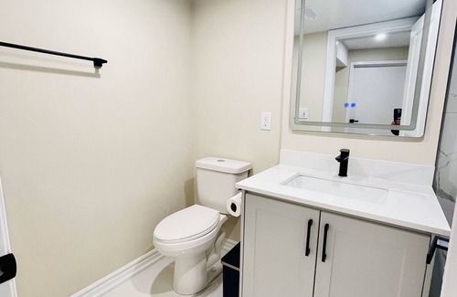 Ajax Apartment | Comfy New Apartment - 4 Beds/3 Bedrooms