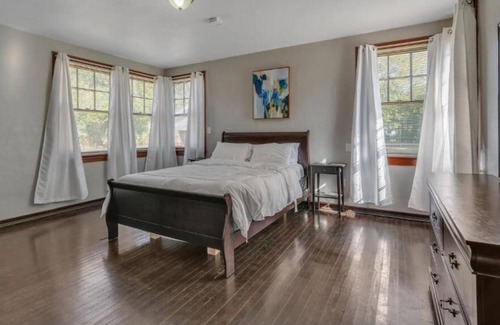 Urban Core House | Comfy pet friendly home fully fenced yard mins to downtown