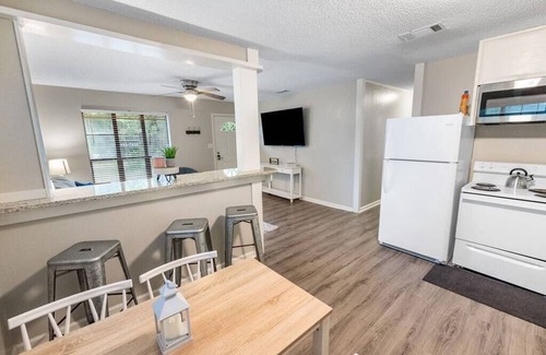 Saint Elmo House | Comfy Quiet Cottage on Argyle