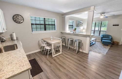 Saint Elmo House | Comfy Quiet Cottage on Argyle
