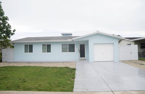 Driftwood House | Comfy Retreat Near Guitar Hotel w/firepit, coffee bar, - fully stocked!