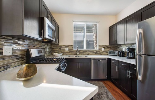 Glendale Apartment | Comfy SANCTUARY- LAX Airport/SOFI Stadium/3 HOT TUBS/2 POOLS
