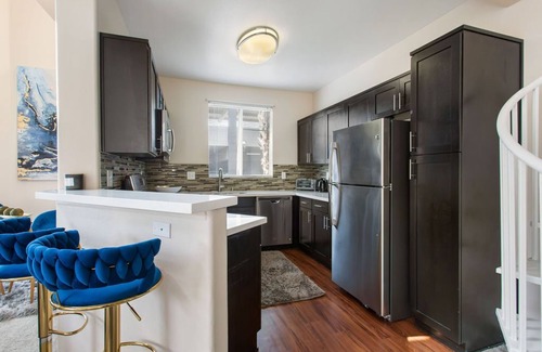 Glendale Apartment | Comfy SANCTUARY- LAX Airport/SOFI Stadium/3 HOT TUBS/2 POOLS