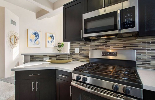Glendale Apartment | Comfy SANCTUARY- LAX Airport/SOFI Stadium/3 HOT TUBS/2 POOLS