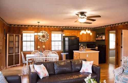 Smithville Cabin | Comfy, Secluded Lake Cabin Retreat