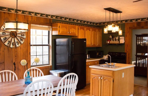 Smithville Cabin | Comfy, Secluded Lake Cabin Retreat
