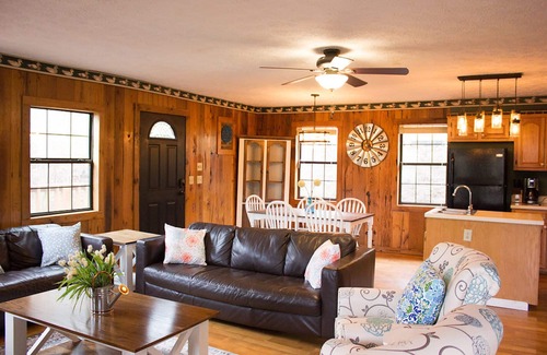 Smithville Cabin | Comfy, Secluded Lake Cabin Retreat