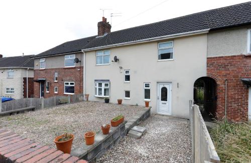 Braithwell Apartment | Comfy stays, Rotherham for contractors & Families, spacious conservatory, free parking, wifi etc