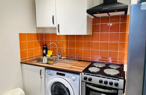 Ashton-under-Lyne House | Comfy Studio: Room & Workspace