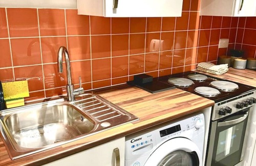Ashton-under-Lyne House | Comfy Studio: Room & Workspace