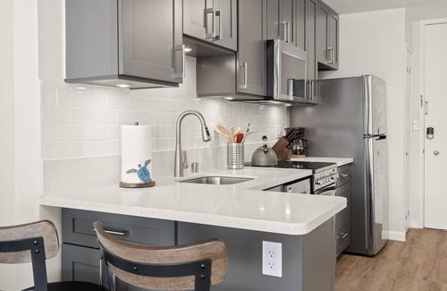 Waikiki Condo | Comfy studio in Heart of Waikiki! Quick walk to beach, close to Ala Moana!