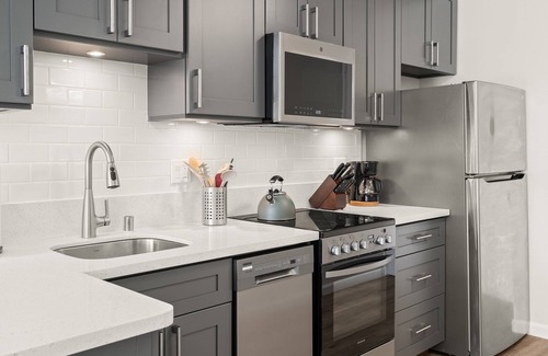 Waikiki Condo | Comfy studio in Heart of Waikiki! Quick walk to beach, close to Ala Moana!