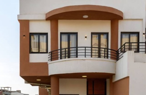 Cairo Apartment | Comfy Studio with Balcony | Queen Bed , Sofa and Kitchenette and shared community garden