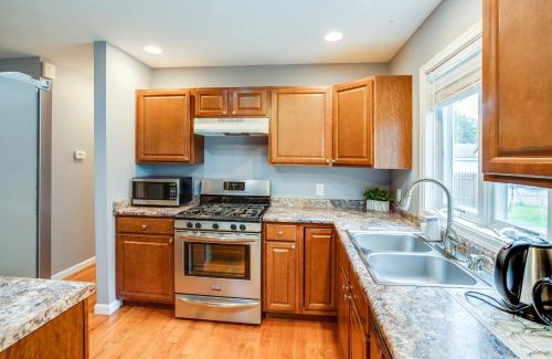 Gates-North Gates Apartment | Comfy Suburb Home w/ King Beds by Arpt/Dwnt/UofR