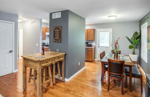 Gates-North Gates Apartment | Comfy Suburb Home w/ King Beds by Arpt/Dwnt/UofR