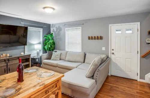 Gates-North Gates Apartment | Comfy Suburb Home w/ King Beds by Arpt/Dwnt/UofR
