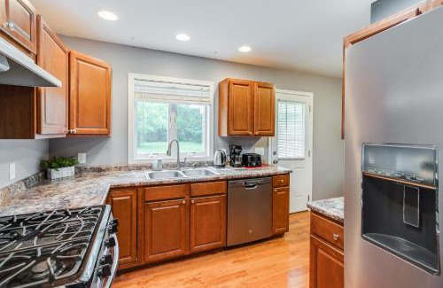 Gates-North Gates Apartment | Comfy Suburb Home w/ King Beds by Arpt/Dwnt/UofR