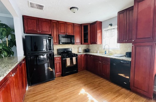 Smyrna House | Comfy Townhouse by Battery ATL walking distance from the Braves Stadium.
