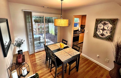Henrico House | Comfy townhouse in highly desirable area of town
