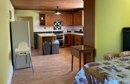 Cardigan Cottage | Comfy, Traditional Coastal Cottage with Huge Garden. Sandy Beaches nearby Slps 8