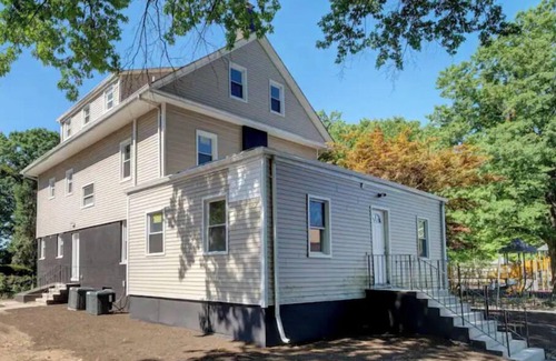 East Orange House | Comfy with Free Parking, 2 beds Near Airport, Park/Hospital!