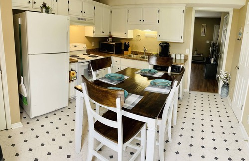 Clarksville House | ComfyCozy 2-bedroom townhome near FT. Campbell