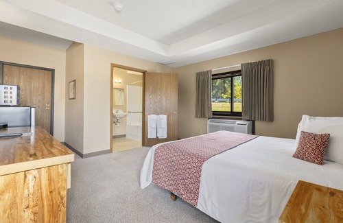 Breezy Point Hotel | Commander Motel