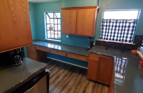 Sulphur House | Commander's Cabin - Family Friendly Adventure